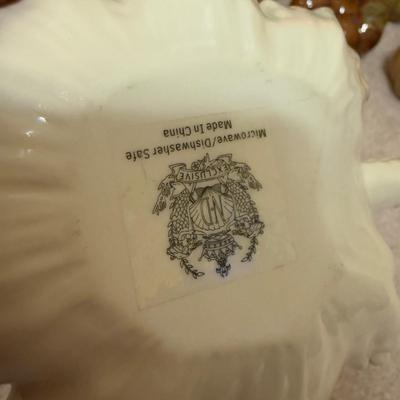 LOT 109B: Huge Lot of Halloween & Autumnal Home Decor