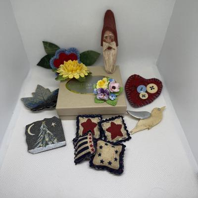 LOT 112J: Collection of Pins & Brooches