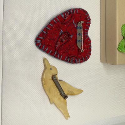 LOT 112J: Collection of Pins & Brooches