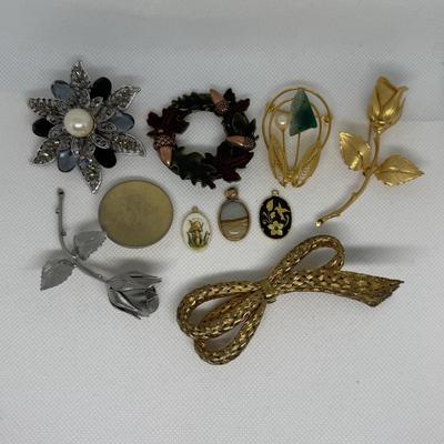 LOT 114J: Collection of Brooches & Delicate Pendants