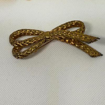 LOT 114J: Collection of Brooches & Delicate Pendants