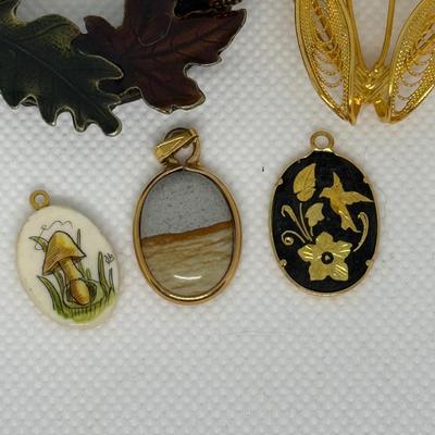 LOT 114J: Collection of Brooches & Delicate Pendants
