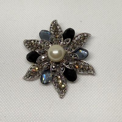 LOT 114J: Collection of Brooches & Delicate Pendants