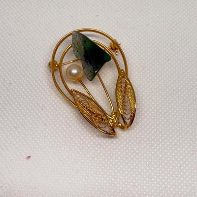 LOT 114J: Collection of Brooches & Delicate Pendants