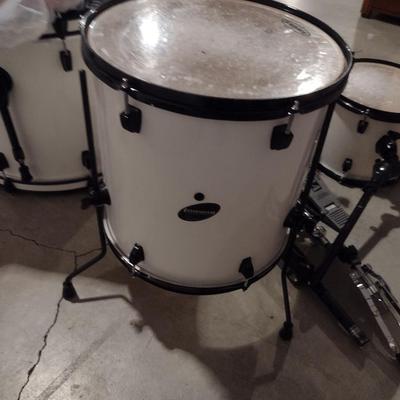 Ludwig 5 Piece Drum Set with Cymbals and Stool