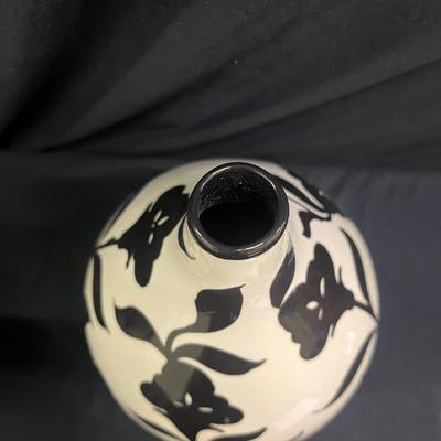 Two Black & White Floral Design Vases (2058L-MG)