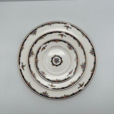 WEDGWOOD Fine Bone China Osborne - Set of (32)