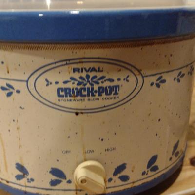Collection of Slow Cookers- Crock Pot and Hamilton Beach