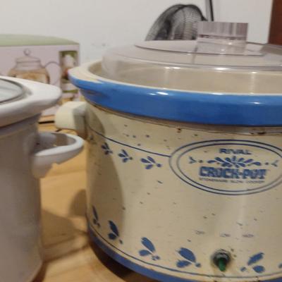 Collection of Slow Cookers- Crock Pot and Hamilton Beach