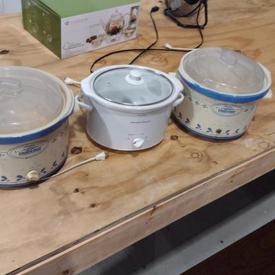 Collection of Slow Cookers- Crock Pot and Hamilton Beach