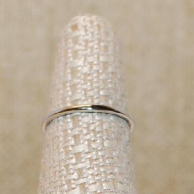 Size 6½ Marked .925 Delicate Green Rectangle Stone Ring with 2 Round Clear Stone Sides on a Silver Band (1.1g)