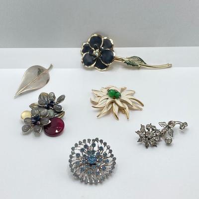 LOT 40: Vintage Brooch / Pin Collection