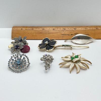 LOT 40: Vintage Brooch / Pin Collection