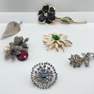 LOT 40: Vintage Brooch / Pin Collection
