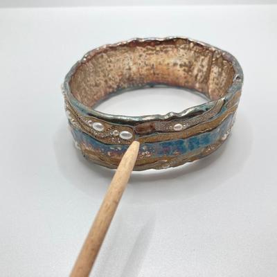 LOT 53: Vintage Artisan Signed O.S. Sterling Silver Druzy / CZ's, Freshwater Pearl Bangle Bracelet - TW 50.5g