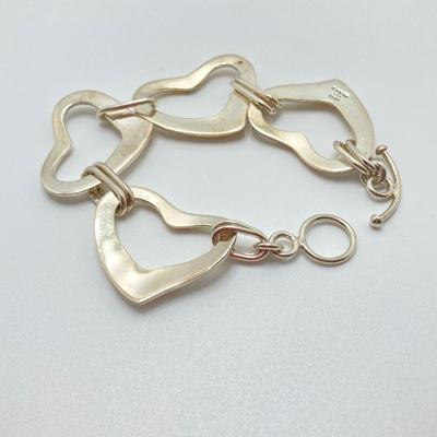 LOT 121: Sterling Interlocking Heart Toggle Bracelet - TW 30.7g 7.5"