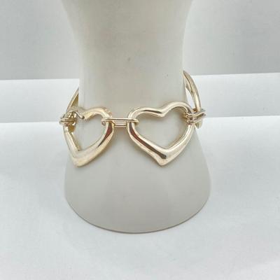 LOT 121: Sterling Interlocking Heart Toggle Bracelet - TW 30.7g 7.5"