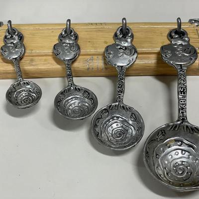 Ganz frog theme measuring spoons on wood holder
