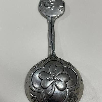 Ganz frog theme measuring spoons on wood holder