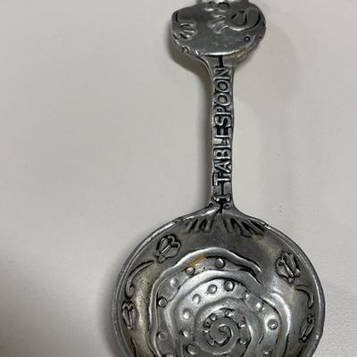 Ganz frog theme measuring spoons on wood holder
