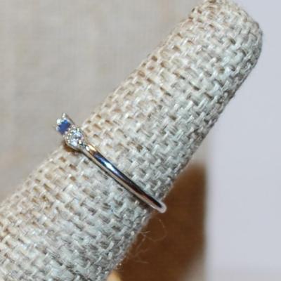 Size 5½ Delicate BLUE Horizontal Rectangle Stone with 2 Side Accent Clear Stones on a Silver Tone Band (1.3g)