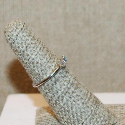 Size 5½ Delicate BLUE Horizontal Rectangle Stone with 2 Side Accent Clear Stones on a Silver Tone Band (1.3g)