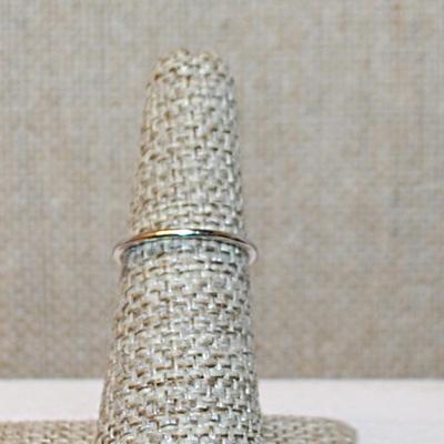 Size 5½ Delicate BLUE Horizontal Rectangle Stone with 2 Side Accent Clear Stones on a Silver Tone Band (1.3g)