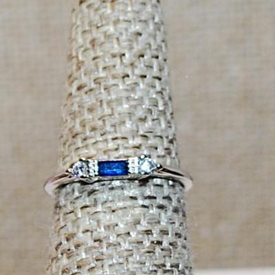 Size 5½ Delicate BLUE Horizontal Rectangle Stone with 2 Side Accent Clear Stones on a Silver Tone Band (1.3g)