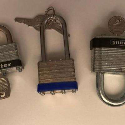 Lot of 4 locks with keys