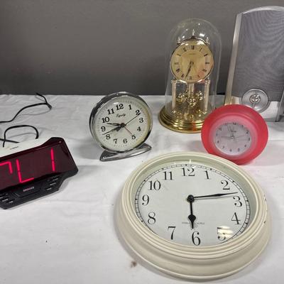 Clocks, alarm clocks CD Player Radio