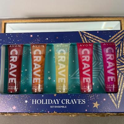 Eyeshadow palette and lipgloss set