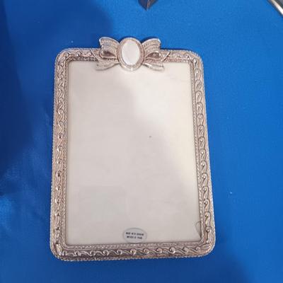 A VARIETY OF PICTURE FRAMES INCLUDING 1 MADE WITH MOTHER OF PEARL