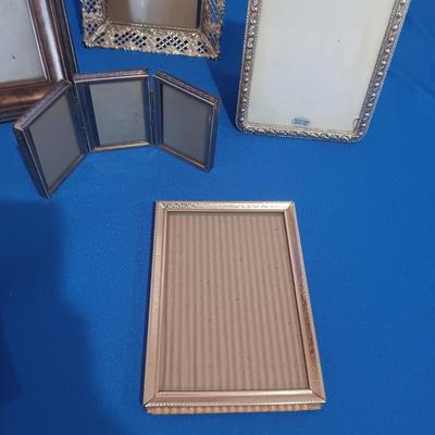 A VARIETY OF PICTURE FRAMES INCLUDING 1 MADE WITH MOTHER OF PEARL