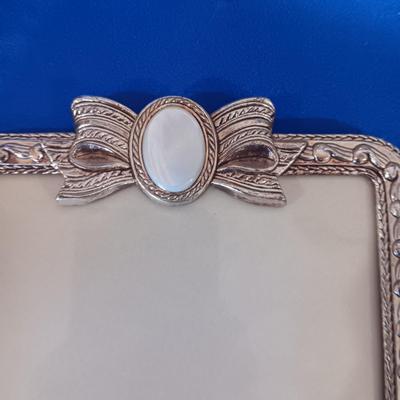 A VARIETY OF PICTURE FRAMES INCLUDING 1 MADE WITH MOTHER OF PEARL