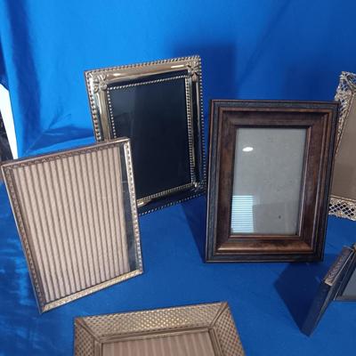 A VARIETY OF PICTURE FRAMES INCLUDING 1 MADE WITH MOTHER OF PEARL