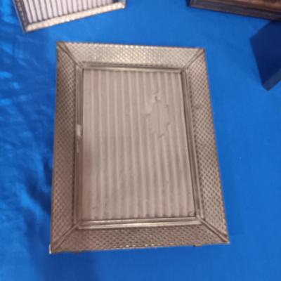 A VARIETY OF PICTURE FRAMES INCLUDING 1 MADE WITH MOTHER OF PEARL