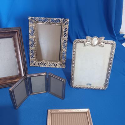 A VARIETY OF PICTURE FRAMES INCLUDING 1 MADE WITH MOTHER OF PEARL