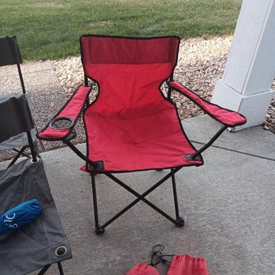 4 FOLDING CHAIRS AND 2 UMBRELLAS