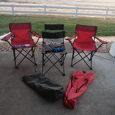 4 FOLDING CHAIRS AND 2 UMBRELLAS