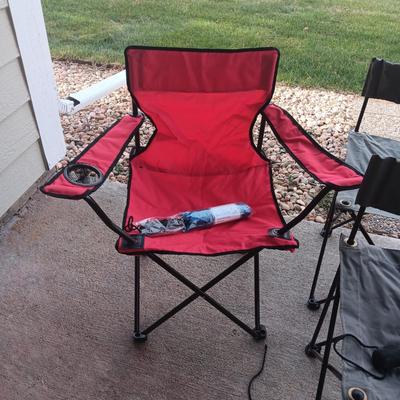 4 FOLDING CHAIRS AND 2 UMBRELLAS