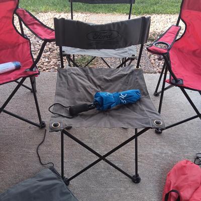 4 FOLDING CHAIRS AND 2 UMBRELLAS