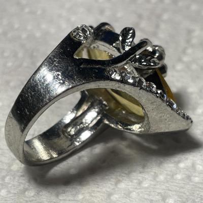 VINTAGE PREOWNED LARGE WHITE METAL RHINESTONE FASHION STYLE RING SIZE-8 IN VERY GOOD CONDITION. FREE DOMESTIC SHIPPING.