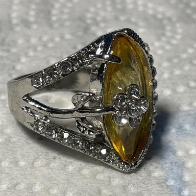 VINTAGE PREOWNED LARGE WHITE METAL RHINESTONE FASHION STYLE RING SIZE-8 IN VERY GOOD CONDITION. FREE DOMESTIC SHIPPING.