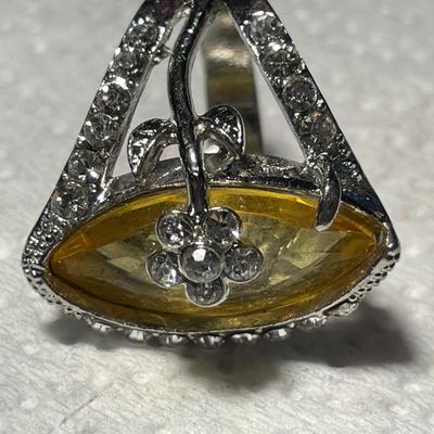 VINTAGE PREOWNED LARGE WHITE METAL RHINESTONE FASHION STYLE RING SIZE-8 IN VERY GOOD CONDITION. FREE DOMESTIC SHIPPING.