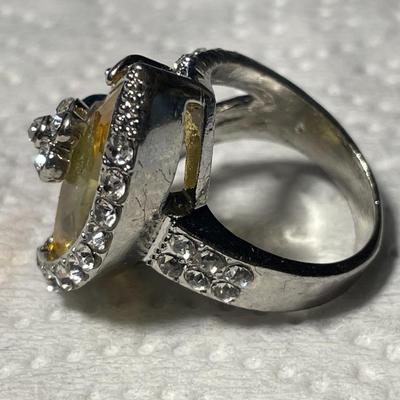 VINTAGE PREOWNED LARGE WHITE METAL RHINESTONE FASHION STYLE RING SIZE-8 IN VERY GOOD CONDITION. FREE DOMESTIC SHIPPING.