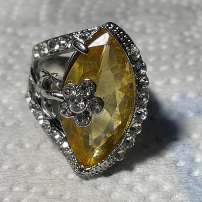 VINTAGE PREOWNED LARGE WHITE METAL RHINESTONE FASHION STYLE RING SIZE-8 IN VERY GOOD CONDITION. FREE DOMESTIC SHIPPING.