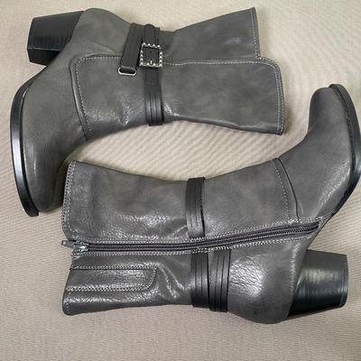 New Bare Traps Grey Boots Size 6.5