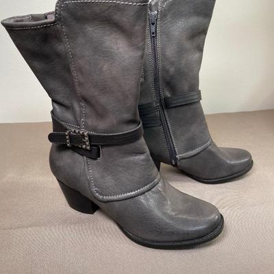 New Bare Traps Grey Boots Size 6.5