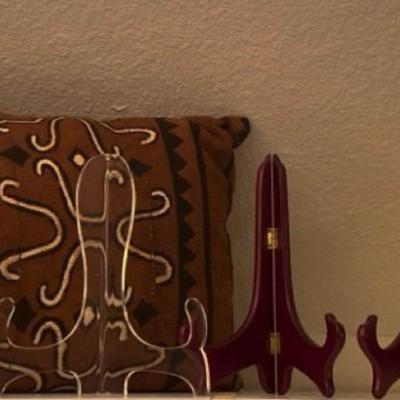 5 plate/picture display holders.