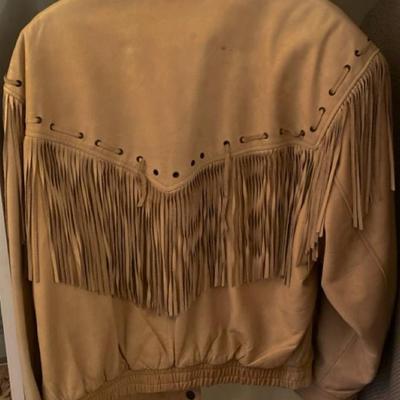 Style a vintage look with this size 40 M Julian Adventures fringed leather jacket!!